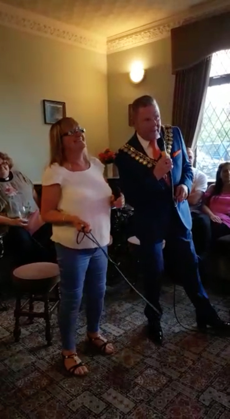 Other image for VIDEO: Singing mayor Steve steals the show